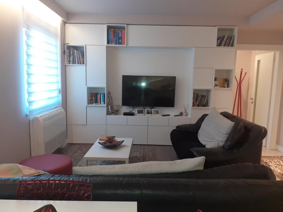 Lake View Apartment Тирана Экстерьер фото